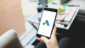 mujer ingresando a Google Ads a crear anuncio para su negocio